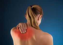 mina atzealdean ezkerreko omoplatoaren azpian